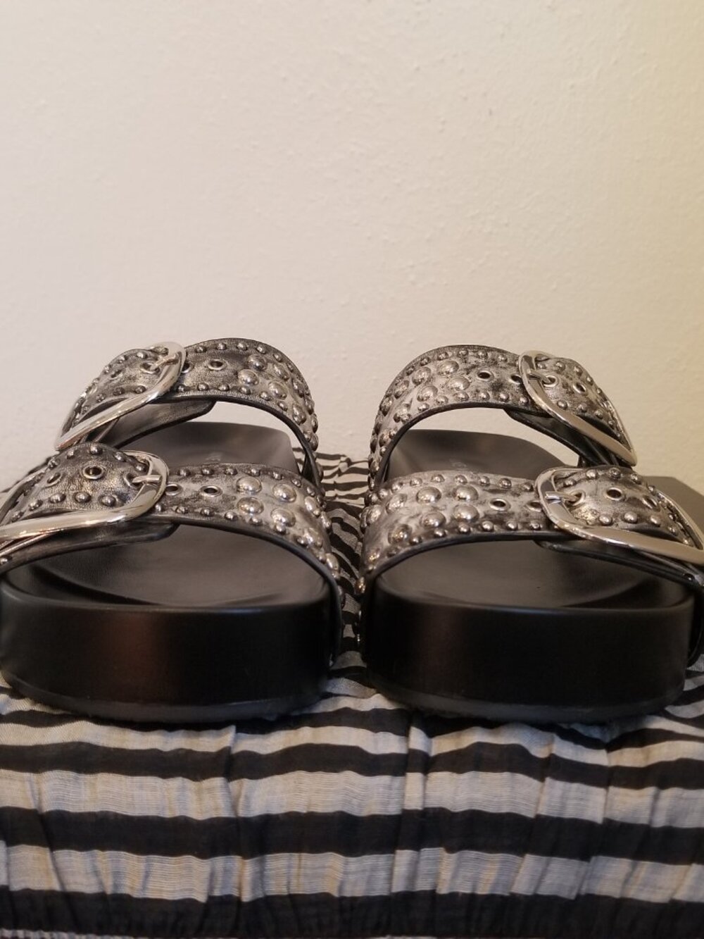 Nine West Flinne Studded Buckle Sandals in Distressed Silver Size 8.5 - Picture 10 of 13